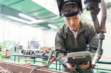 Elektrik mühendisi bir robot ile çalışma 