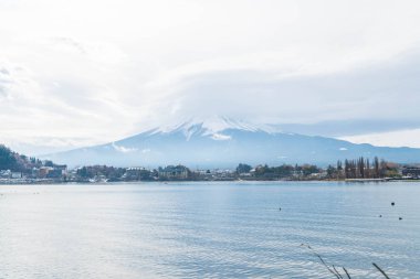 Dağ Fuji San ile bulutlu 
