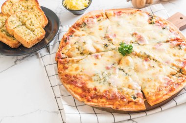 Ispanak ve pastırma pizza