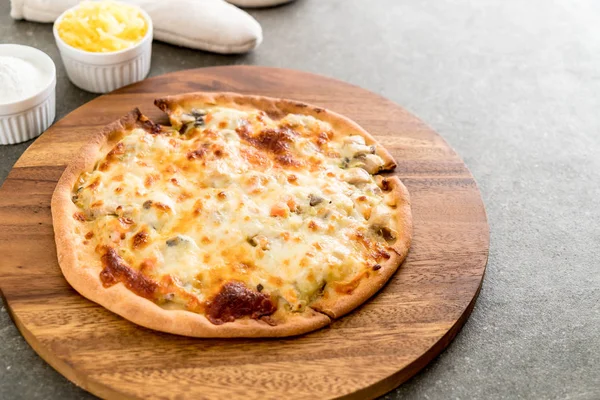 Kremalı mantarlı pizza