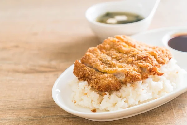 tepesinde pirinç (tonkatsu) ile miso çorbası kızarmış domuz eti