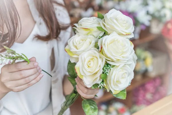 Çiçek buketi holding eller