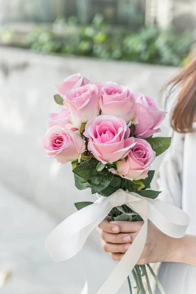 Hands holding bouquet of flower — Stock Photo, Image