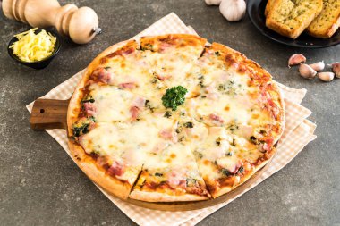 Ispanak ve pastırma pizza