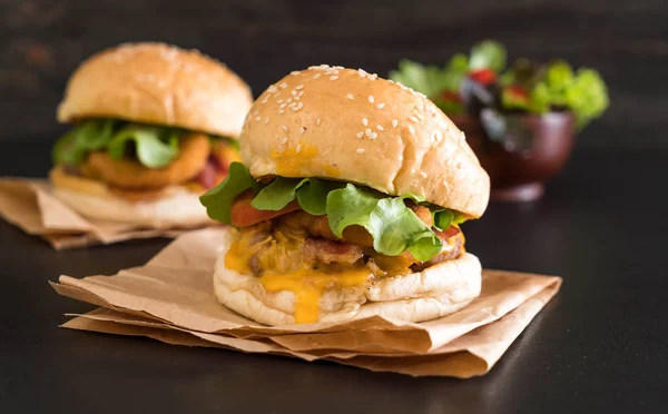Zbliżenie: domowej roboty, świeże, smaczne burger — Zdjęcie stockowe