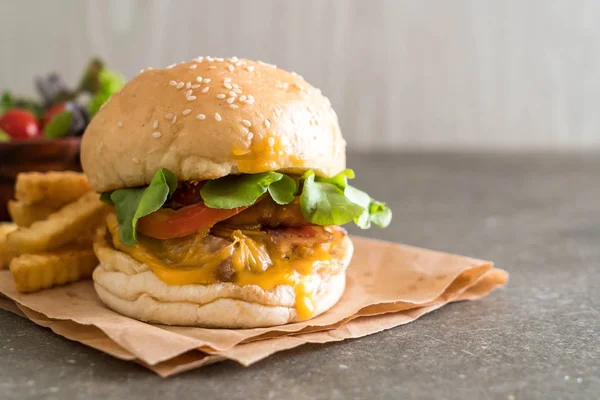 Ev yapımı taze lezzetli burger Close-Up 