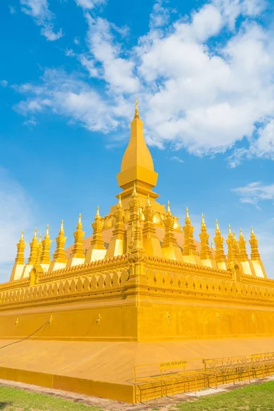 Hermosa arquitectura en Pha That Luang, Vientiane, Laos . — Foto de Stock