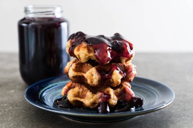 yaban mersini sosu ile waffle 