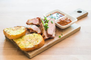 sarımsaklı ekmek ile kömür haşlanmış domuz eti boyun