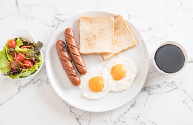 sosis ve ekmek ile kızarmış yumurta