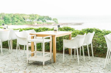 Boş sandalye ve masa 