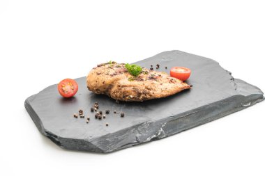 Kayrak plaka üzerinde ızgara tavuk fileto