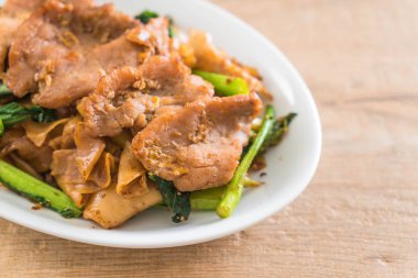 soya sosu ve domuz kızarmış noodle 