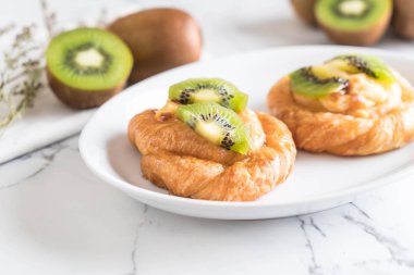 kivi tart plaka üzerinde