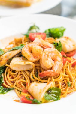 tavada kızartılmış Baharatlı deniz mahsulleri spagetti 