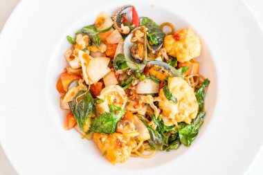 tavada kızartılmış Baharatlı deniz mahsulleri spagetti