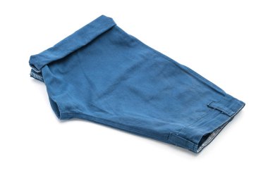 beyaz üzerine kısa pantolon