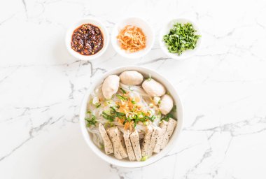 Vietnamca erişte (pho) 