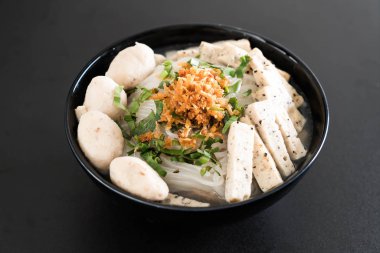 Vietnamca erişte (pho) 