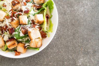 Sezar salatası masasında