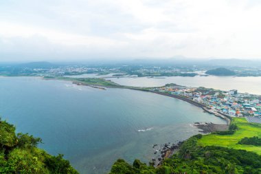 Jeju şehir manzarası görünümünden Seongsan Ilchulbong, Jeju Adası.