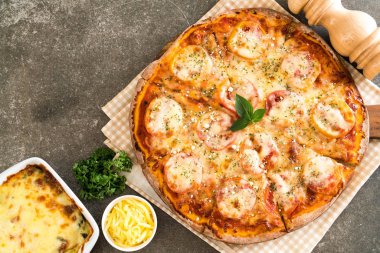 tablo üzerinde domates pizza 