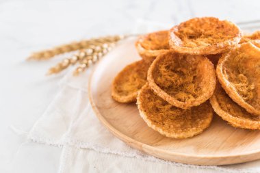 kurutulmuş rendelenmiş domuz etinin pirinç kraker