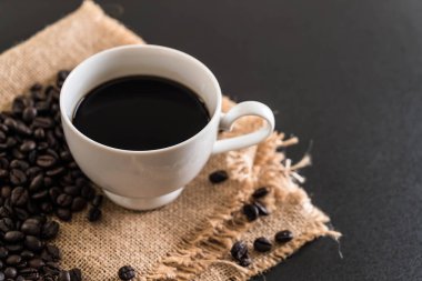 Kahve fincanı ve fasulye