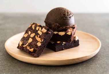 Çikolatalı dondurma ile çikolatalı kek