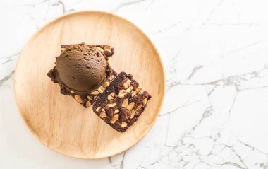 Çikolatalı dondurma ile çikolatalı kek