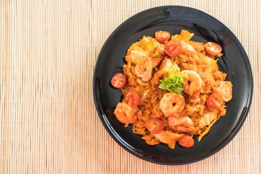 Kore baharatlı sos ve karides kızarmış pilav