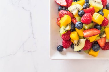 karışık taze meyve (çilek, ahududu, yaban mersini, kivi, mang