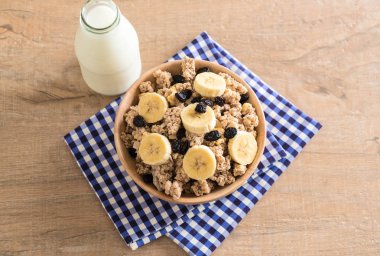 Granola muz, Kuru üzüm ve süt ile 