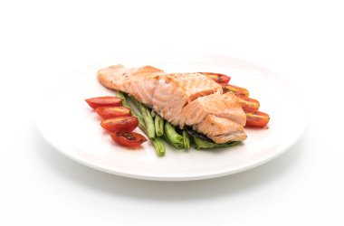 beyaz üzerine Somon ızgara biftek