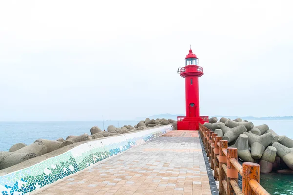 Красный маяк на острове Чеджу — стоковое фото