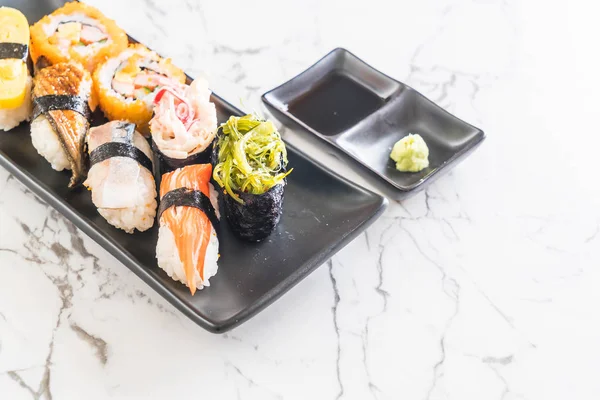 寿司和 maki 套卷 — 图库照片