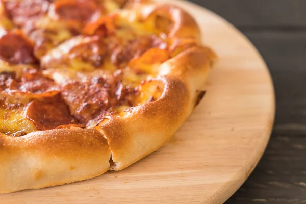 Pizza caseira Pepperoni em placa de madeira — Fotografia de Stock