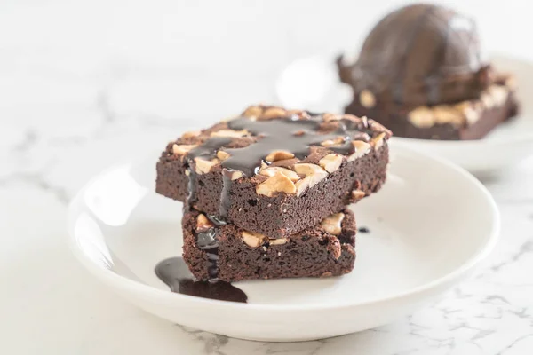 Chocolate brownies com molho de chocolate — Fotografia de Stock