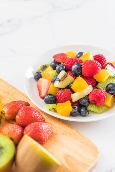 Frutas frescas misturadas (morango, framboesa, mirtilo, quivi, mangue — Fotografia de Stock