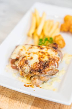 tavuk ve domuz eti biftek