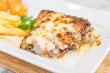 tavuk ve domuz eti biftek