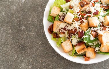 Sezar salatası masasında