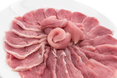 beyaz üzerine taze dilimlenmiş domuz