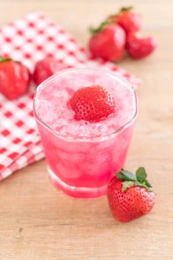 taze çilek smoothie 