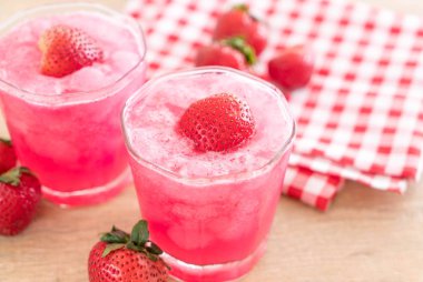 taze çilek smoothie 