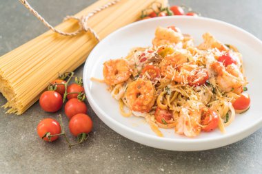 Spagetti karides, domates, fesleğen ve peynir ile 