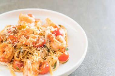 Spagetti karides, domates, fesleğen ve peynir ile 