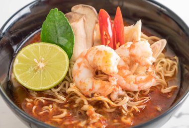 Karidesli baharatlı hazır şehriye çorbası.