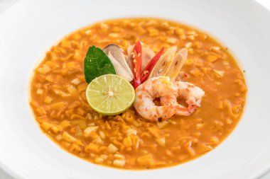 Karides çorbası baharatlı erişte