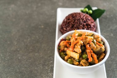 Domuz eti ve berry pirinç Panaeng köri